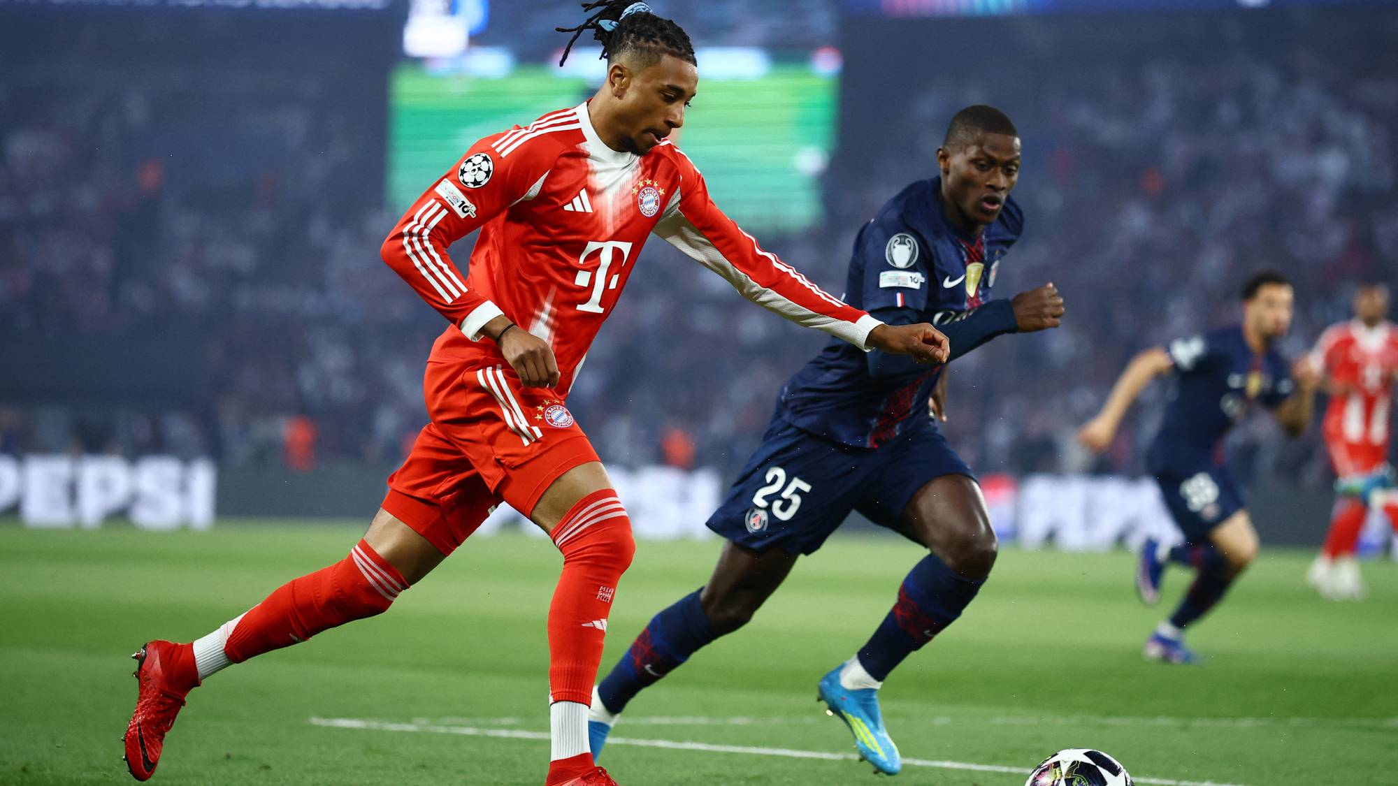 Michael Olise og Nuno Mendes springer etter ballen