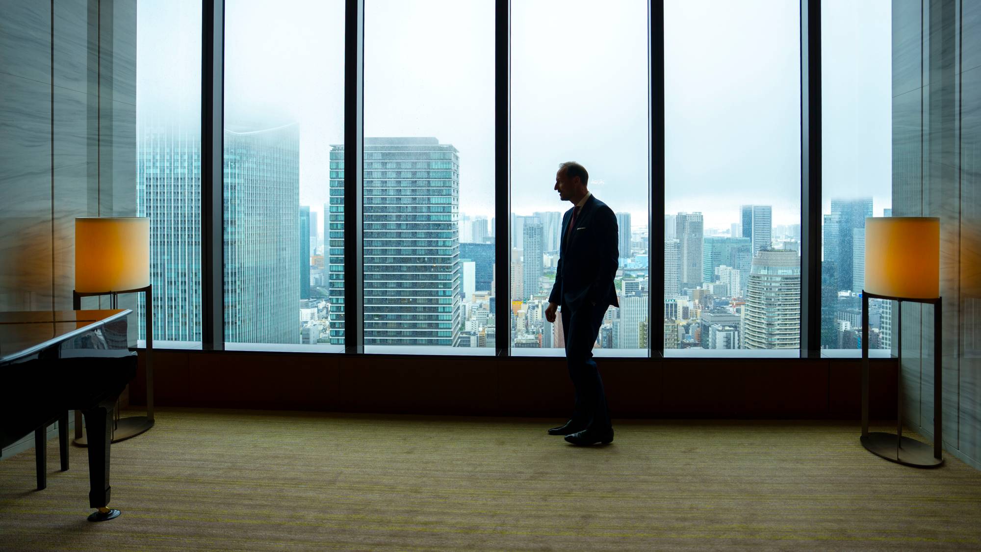 Kronprins Haakon ser ut på utsikten over Tokyo
