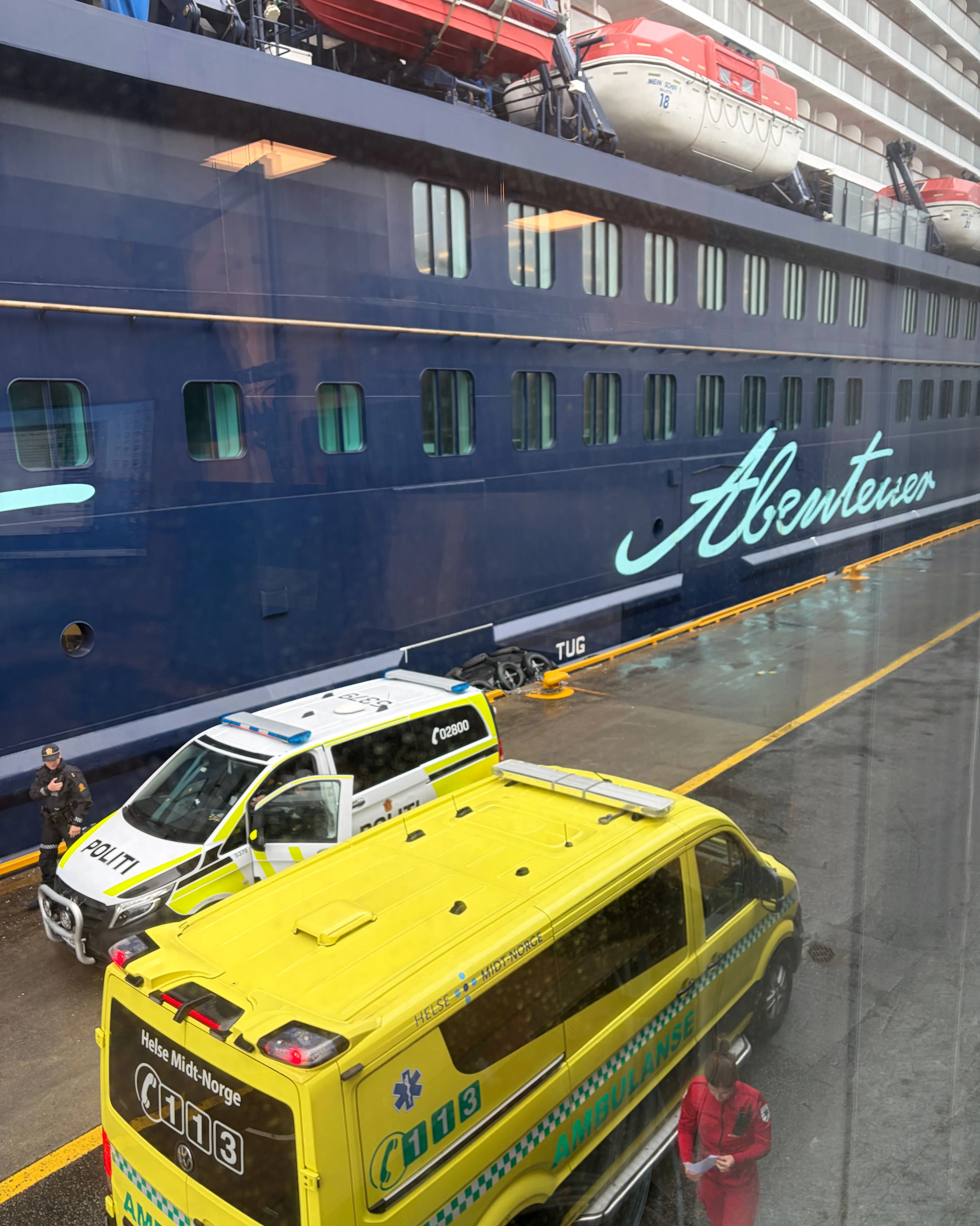 Ambulanse og politi ved Molde kai