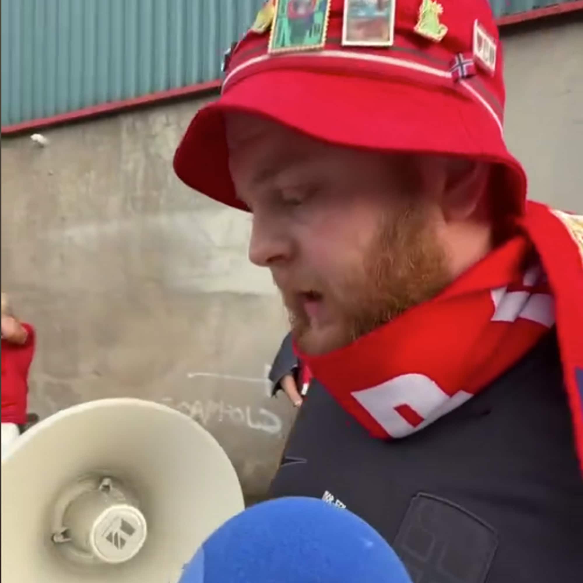 Håkon Stensvand, forsanger i Oljeberget, med megafon på vei til stadion i cardiff