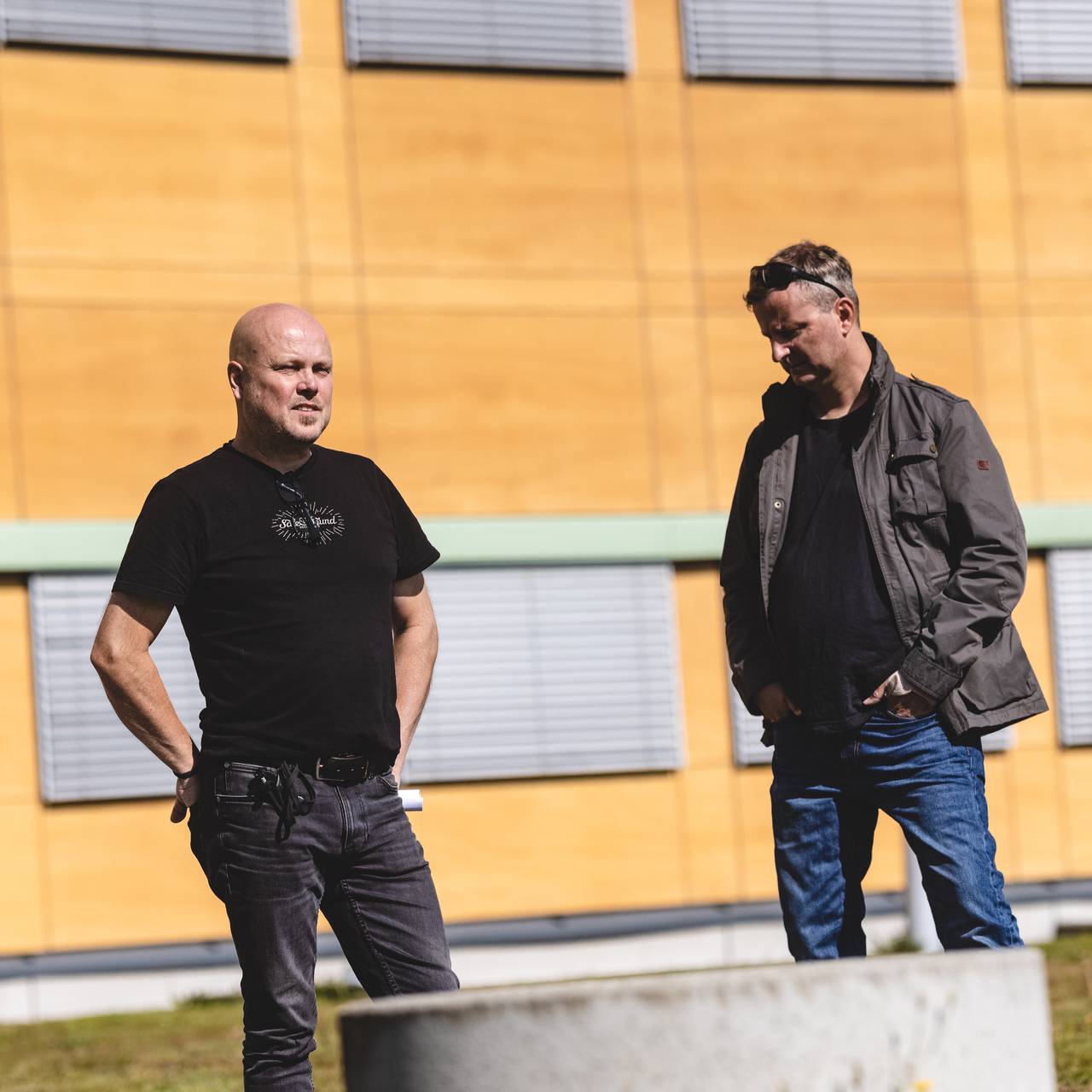 Beredskapsansvarlig i Sør-Odal, Morten Andreassen og beredskapsansvarlig i Kongsvinger står utenfor rådhuset i Sør-Odal.
