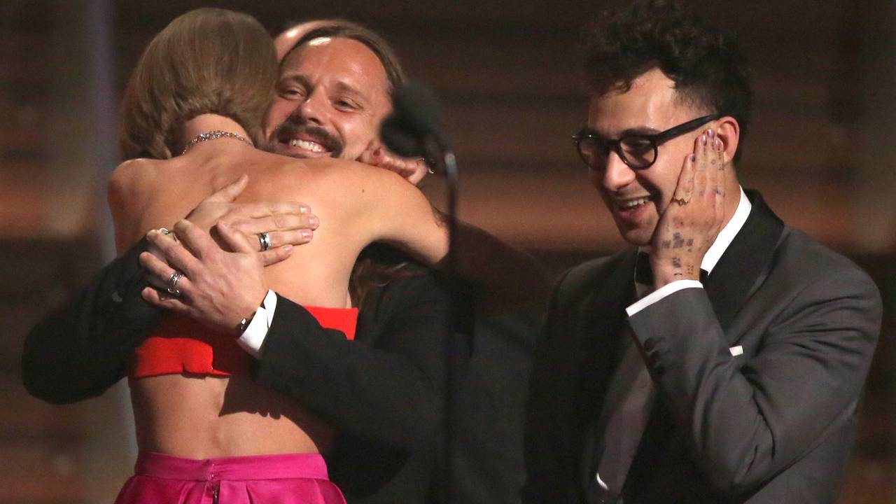 Taylor Swift klemmer Max Martin under ei prisutdeling
