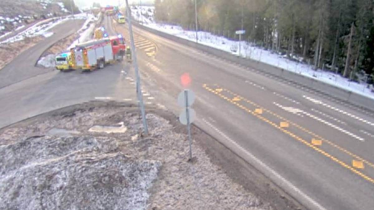 Bil i brann etter alvorlig ulykke på Hadeland