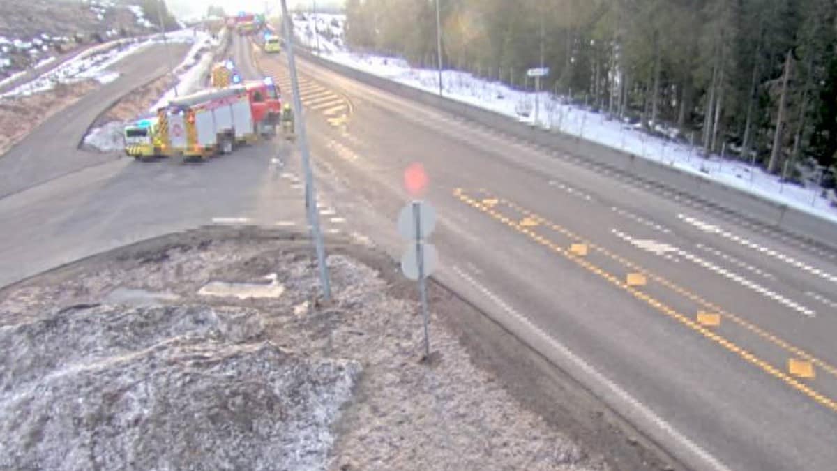 E16 stengt etter alvorlig ulykke på Hadeland