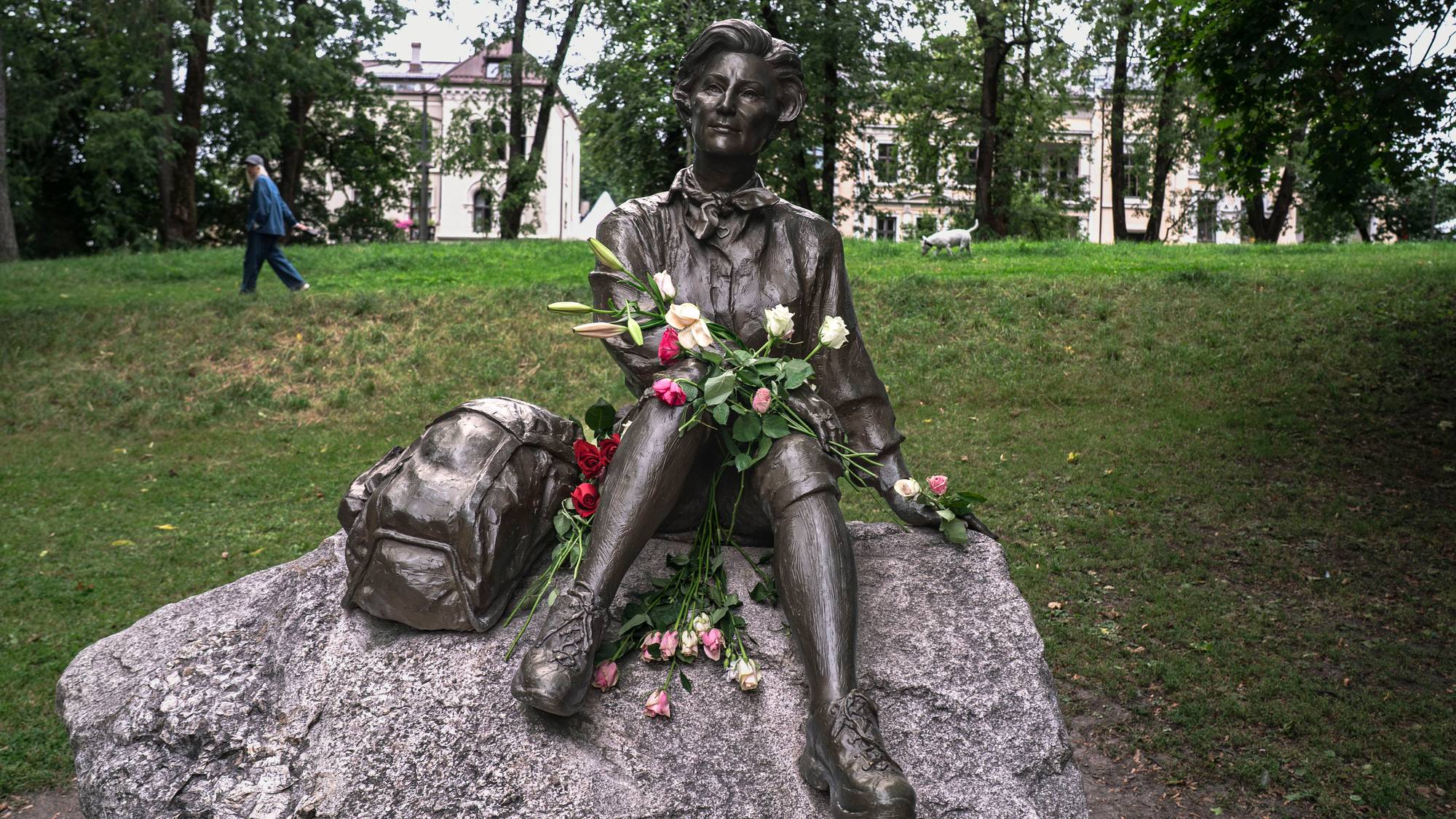 Statuen av dronning Sonja. Noen har lagt blomster i statuens fang.