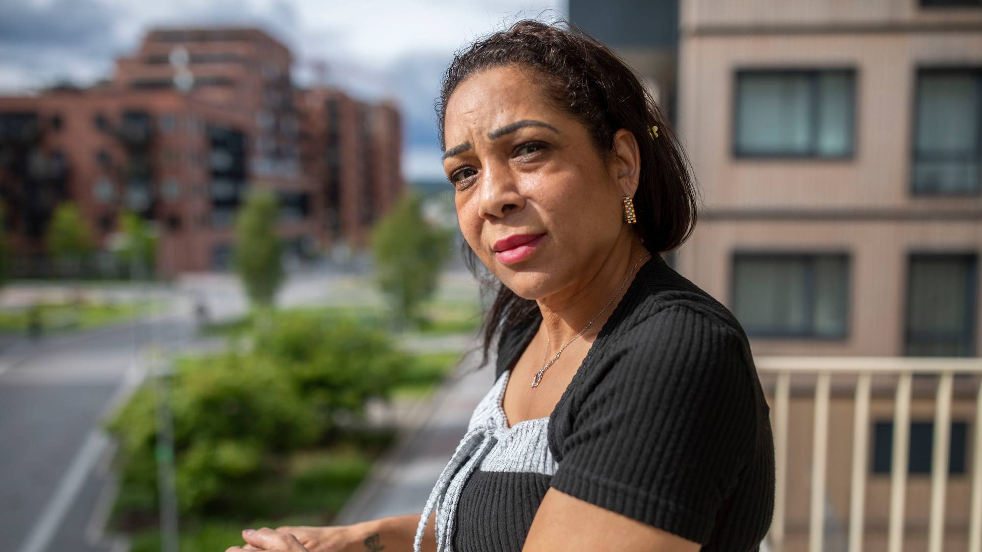 Natalina på verandaen utenfor leiligheten hun eier i Lørenskog