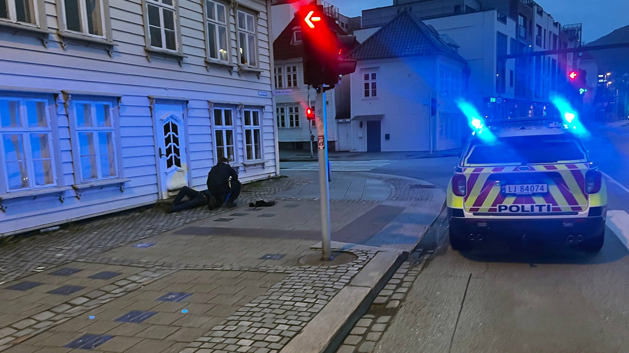 en politibil i en gate