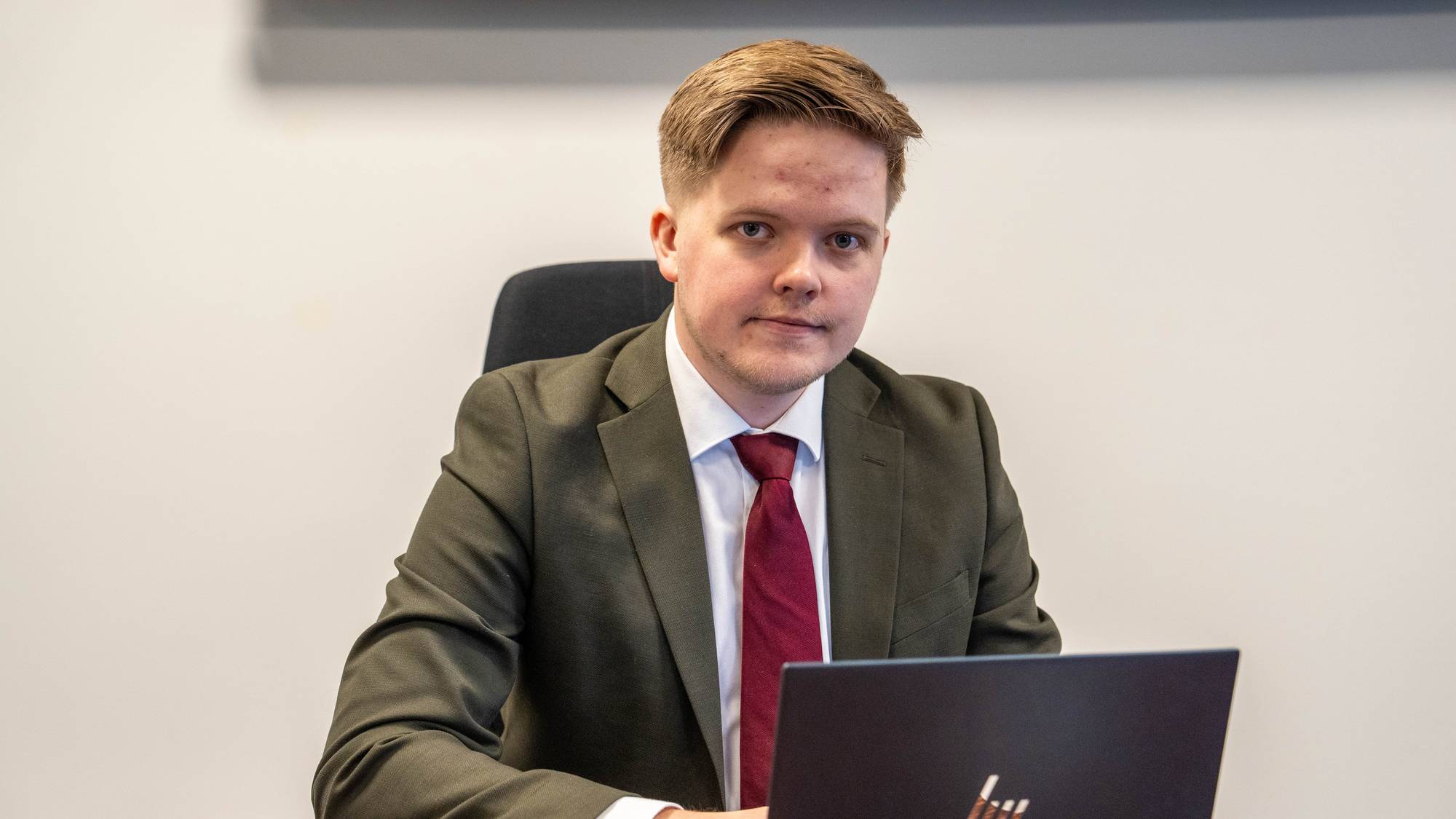 Advokat Arnfinn Strømsli Hallanger sitter i rettsal på fengslingsmøte