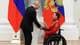 Vyacheslav Prokofyev / Pool Sputnik Kremlin,NTB Russian President Vladimir Putin og paralympics-gullvinner Ivan Golubkov
