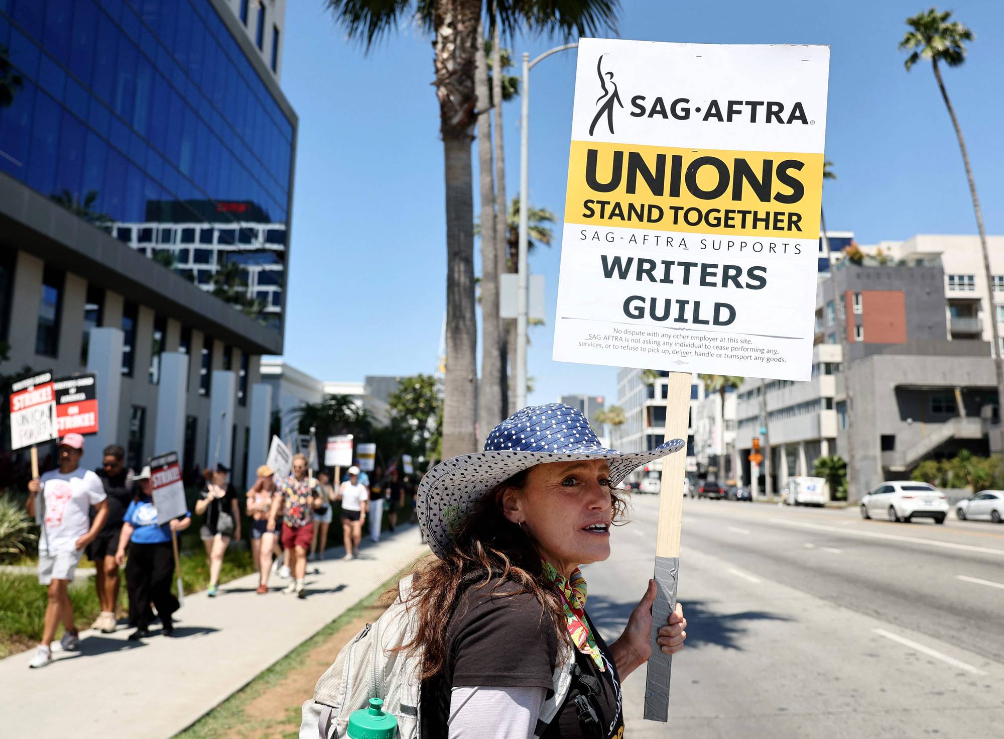 Stand union. Забастовка актеров Голливуда 2023. Sag AFTRA забастовка. Забастовка гильдии актеров sag AFTRA. Sag AFTRA on Strike.