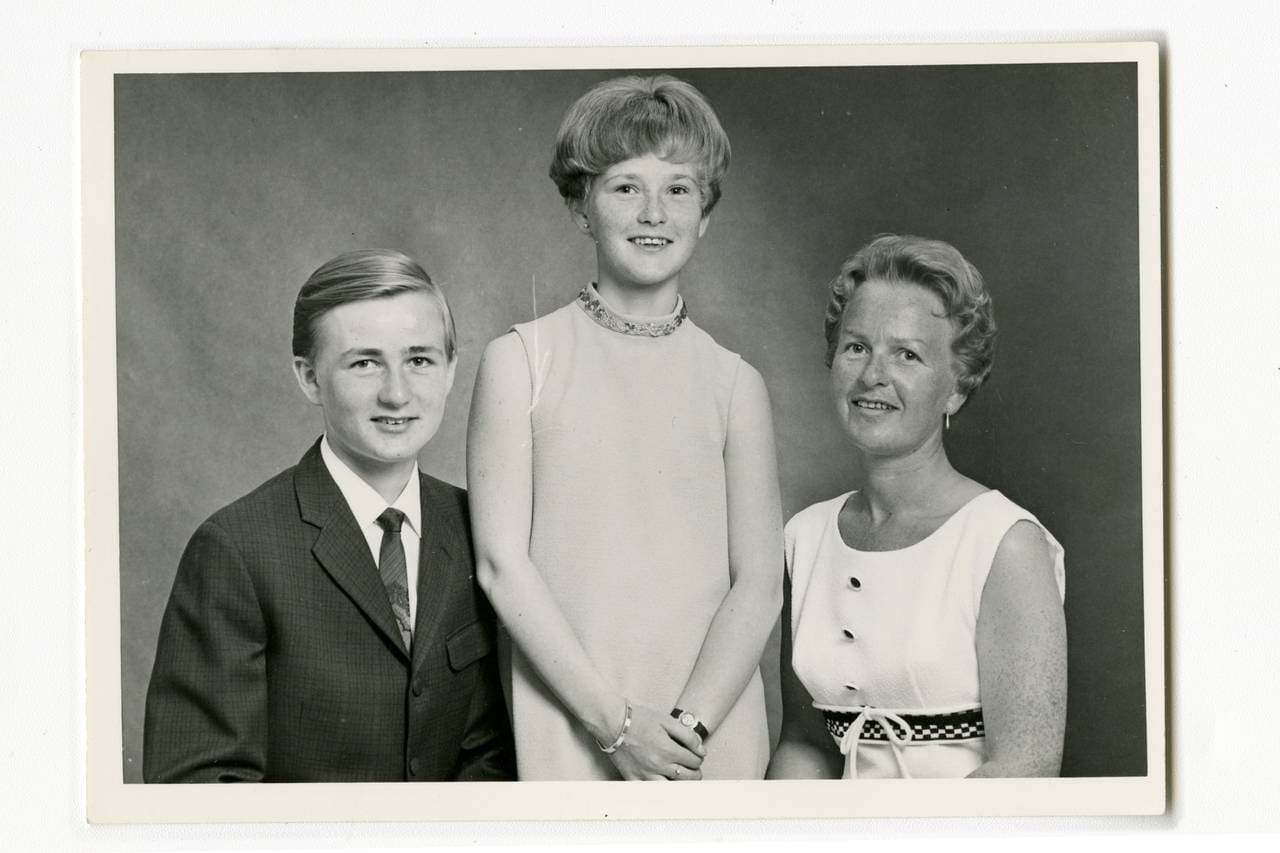 Rolf Arve og Anne Wold sammen med moren