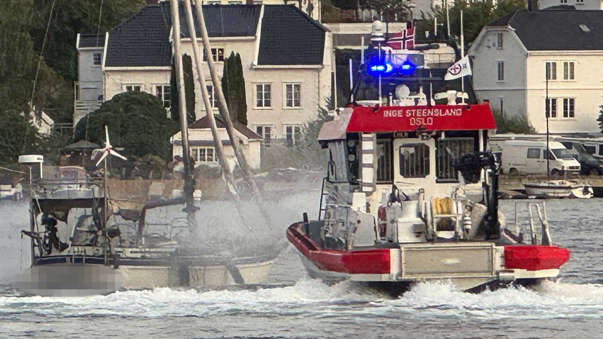 Slokking av brennende båt i Arendal