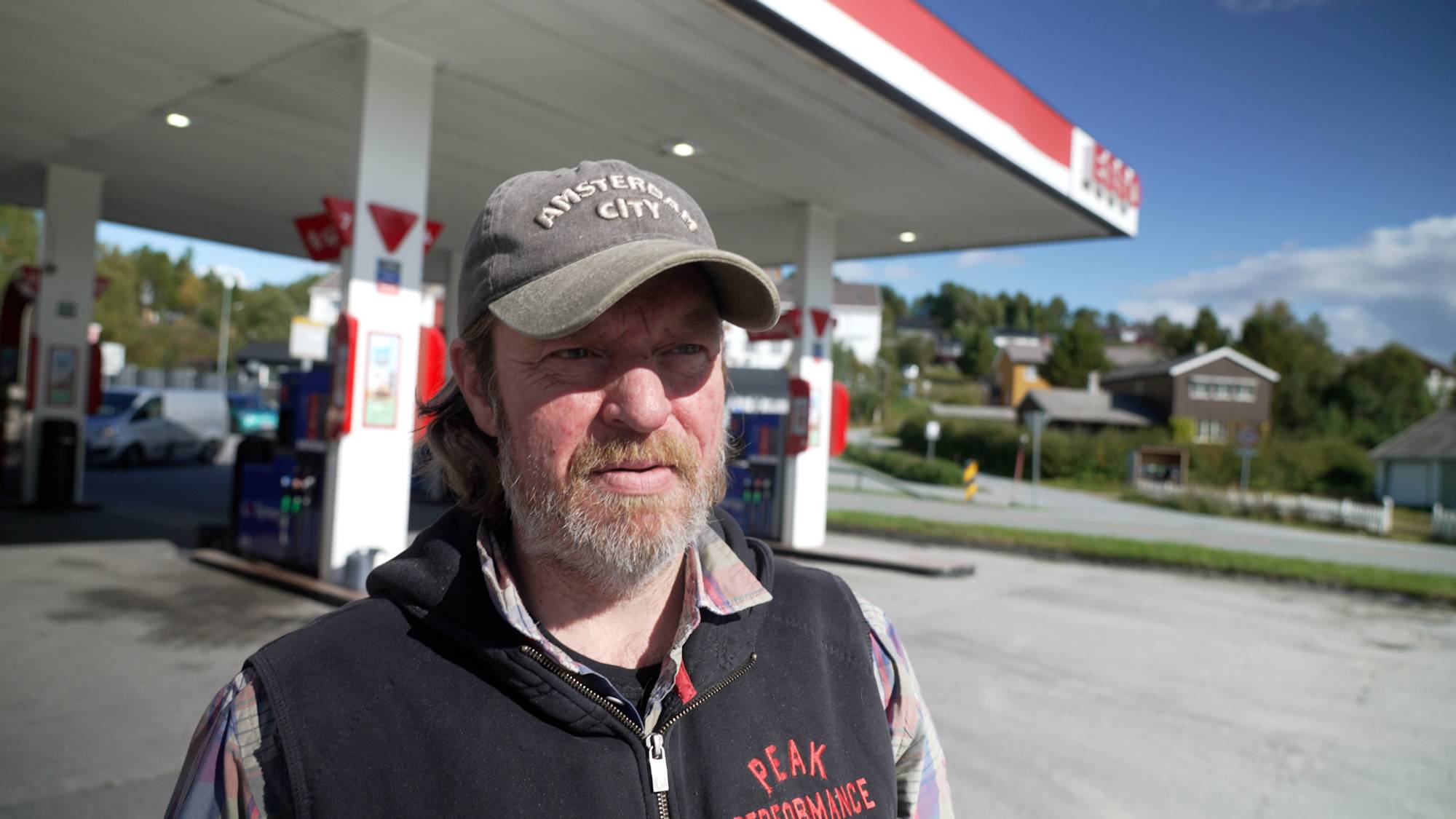 Jo Bjørner Haugom står foran Esso på Røros