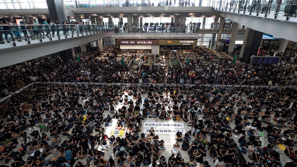 5000 demonstranter lammer Hongkongs flyplass