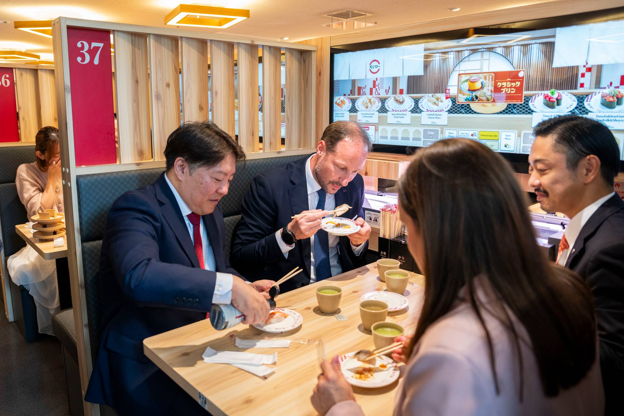 Kronprins Haakon spiser sushi i en Sushiro restaurant i Tokyo