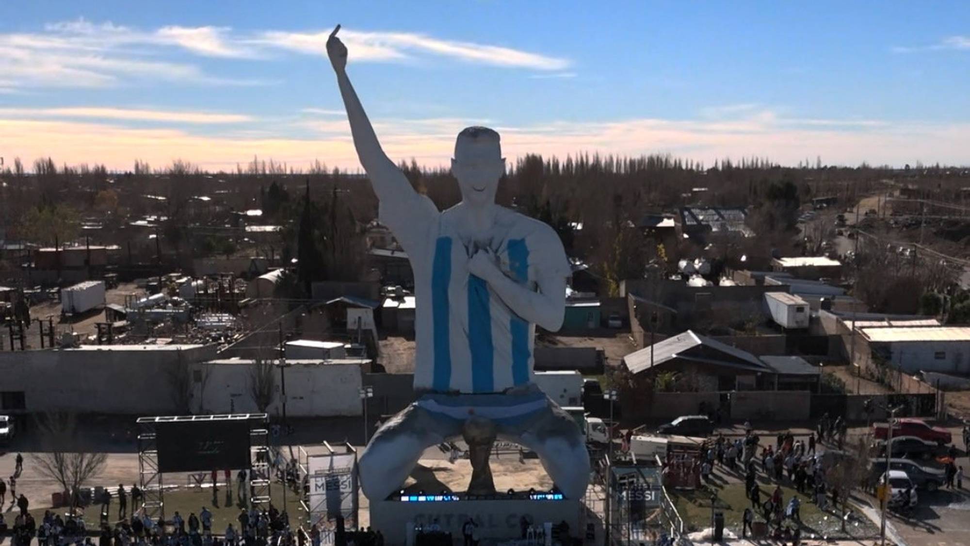 En stor statue av Lionel Messi står foran en folkemengde i et utendørs område under åpen himmel. (Bildebeskrivelsen er laget av en KI-tjeneste)