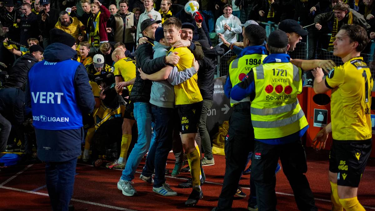 Opprykkskaos: Gjerdet knakk og supportere ramlet ned på løpebanen