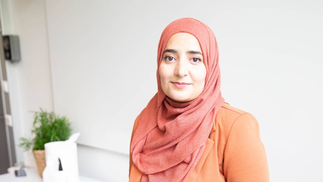 Sumayya Javed i et klasserom på Nydalen videregående skole, de