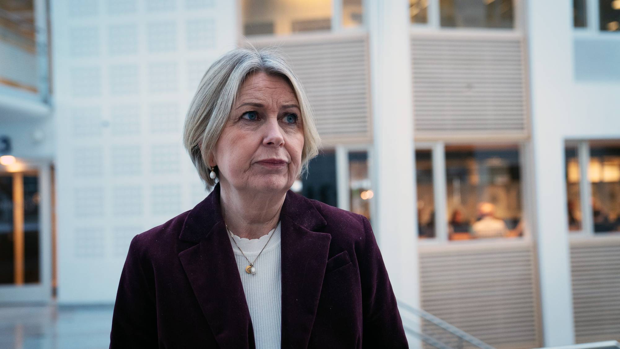 en kvinne med lyst hår (Bildebeskrivelsen er laget av en KI-tjeneste)