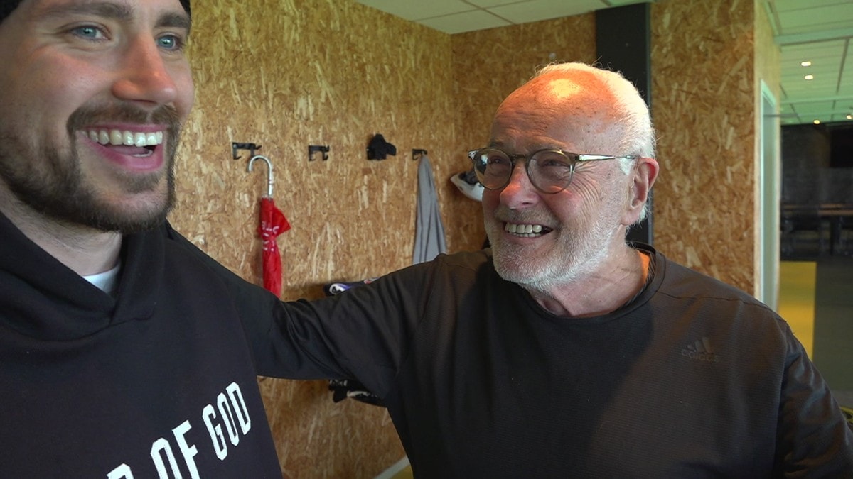 Hyllet Haikin med Cup-kake