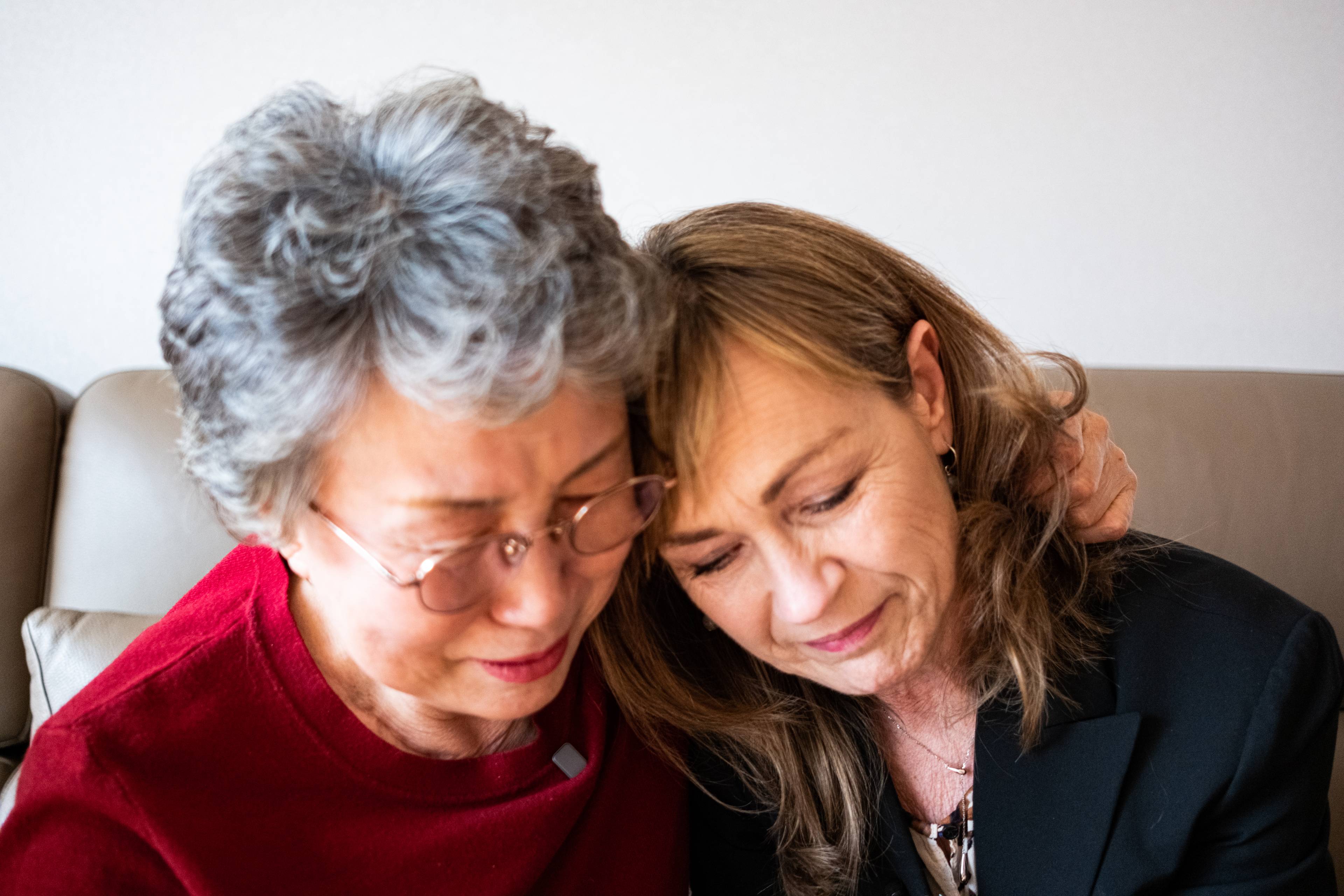 Han Tae Song og Kristin gråter sammen i Hans leilighet.