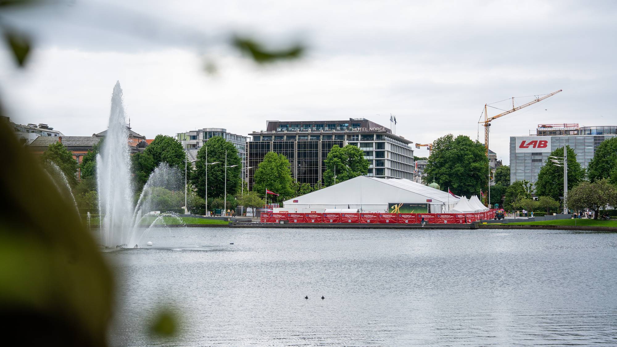 stort telt i enden av et vatn