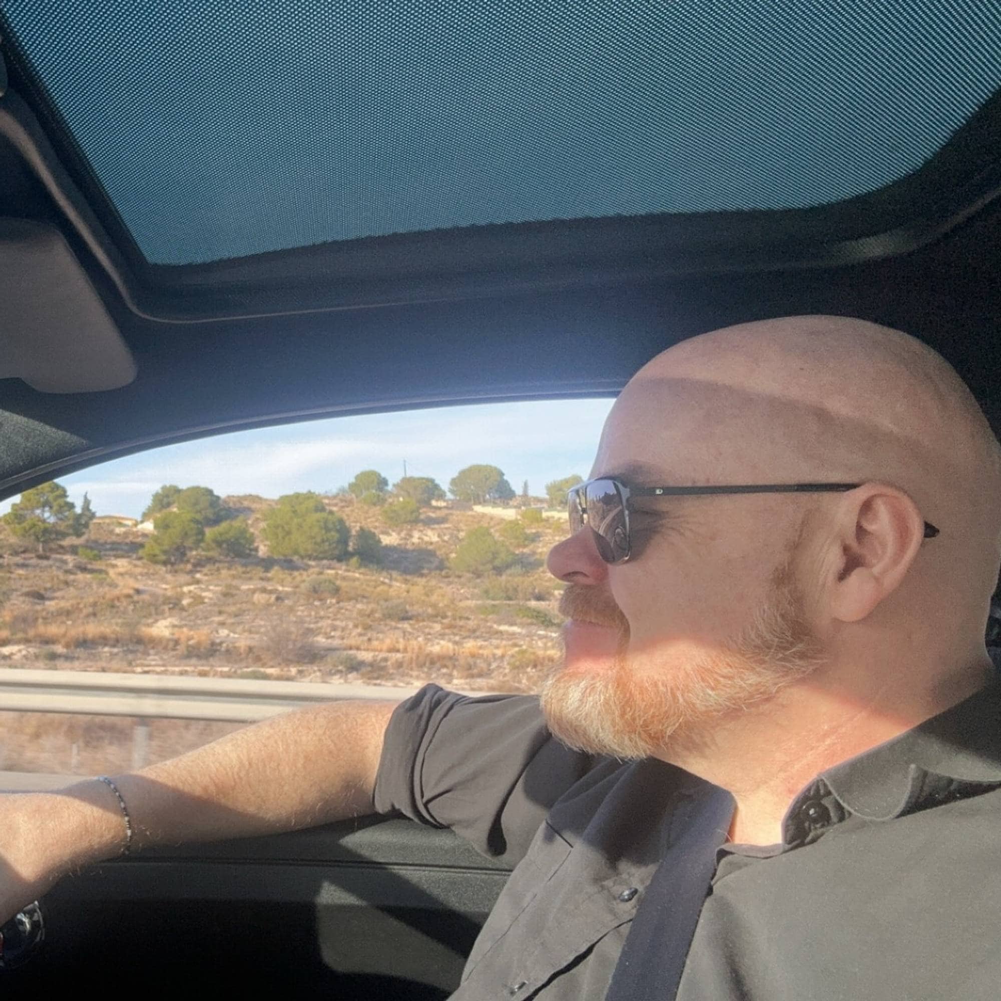 Kjell Arne Høybakken kjører bil 