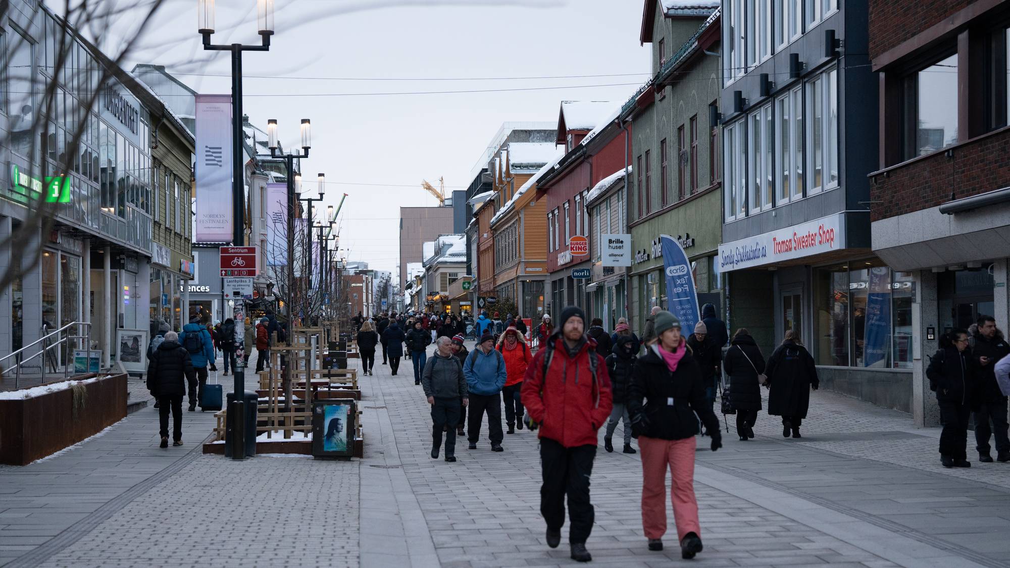 Turister går i Storgata i Tromsø 