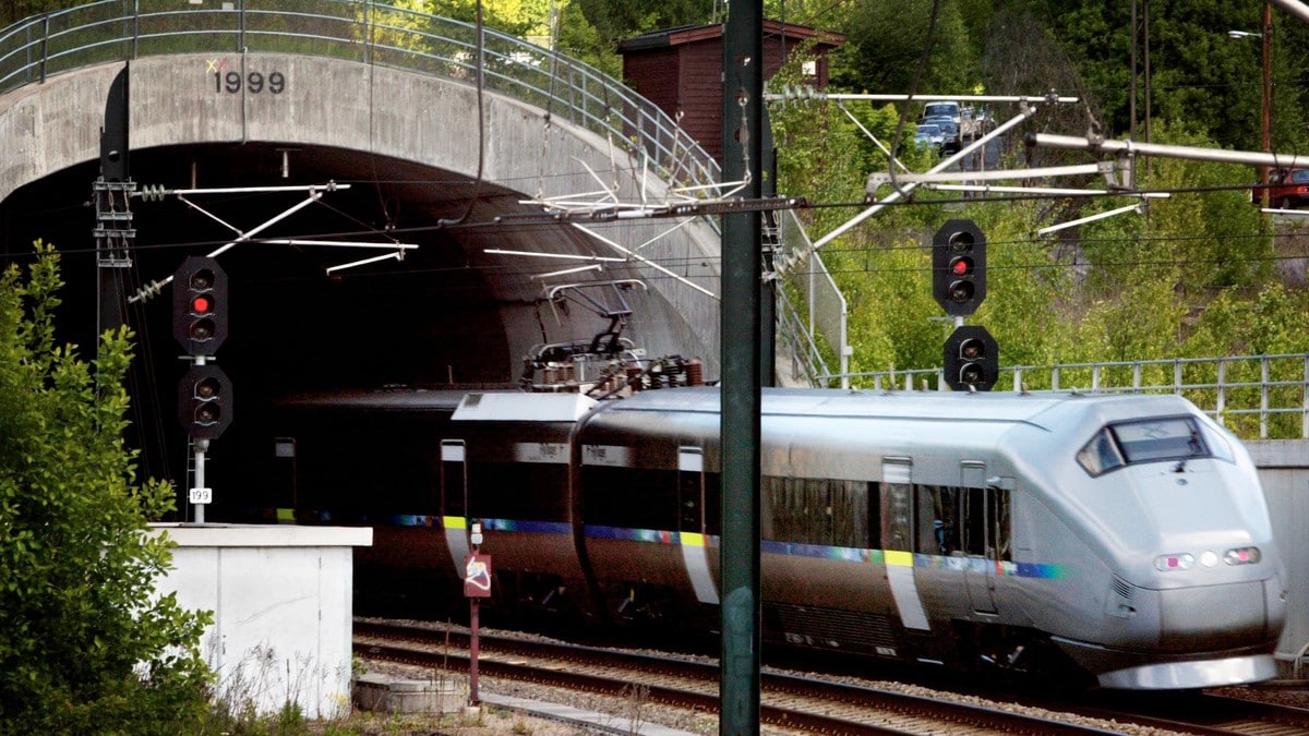 Flytog fjerna fra tunnel - håper å åpne togtrafikken igjen snart