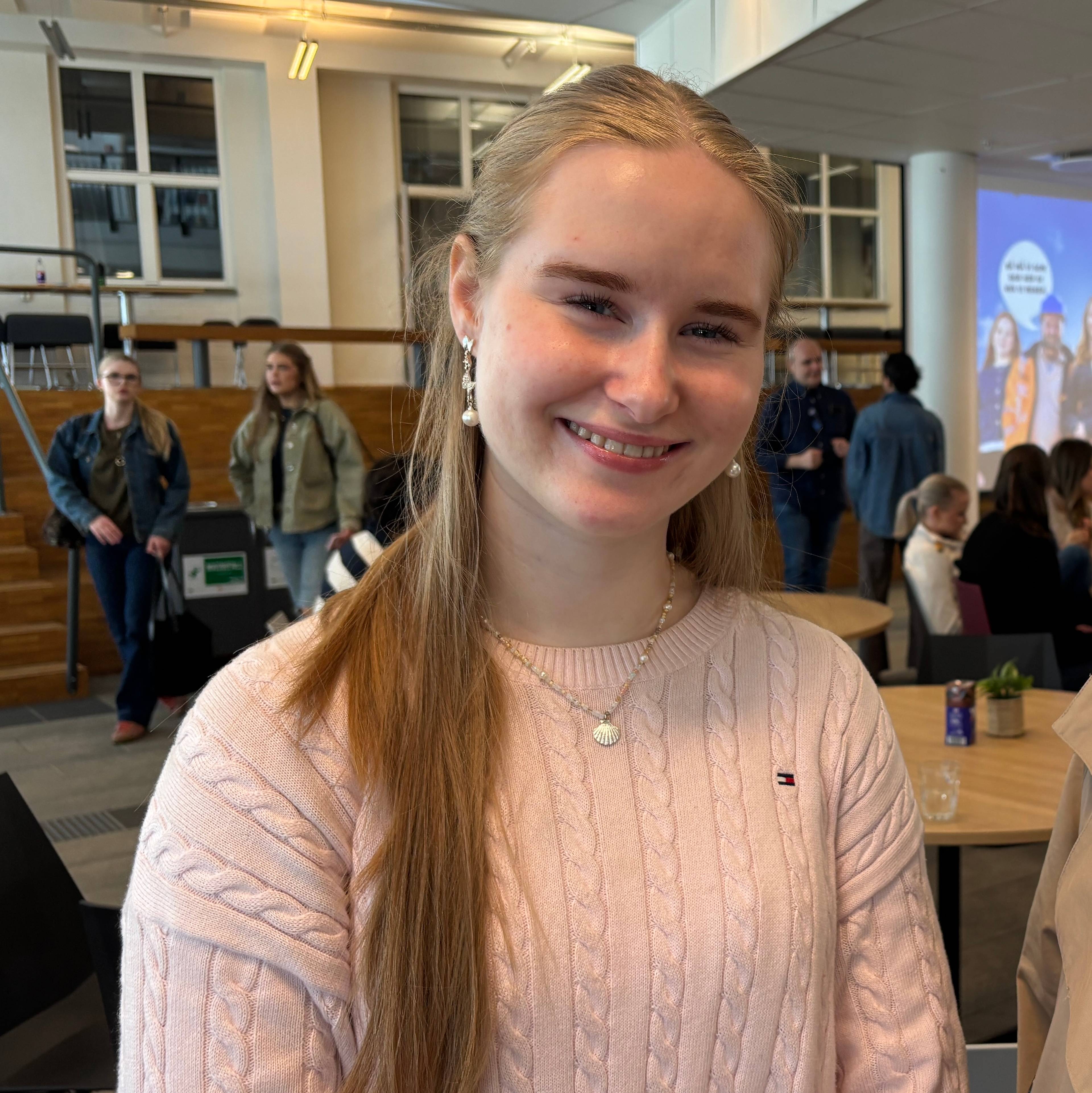 Marielle Bratbak (rosa genser) er elevrådsleder på Gjøvik vgs. Der v