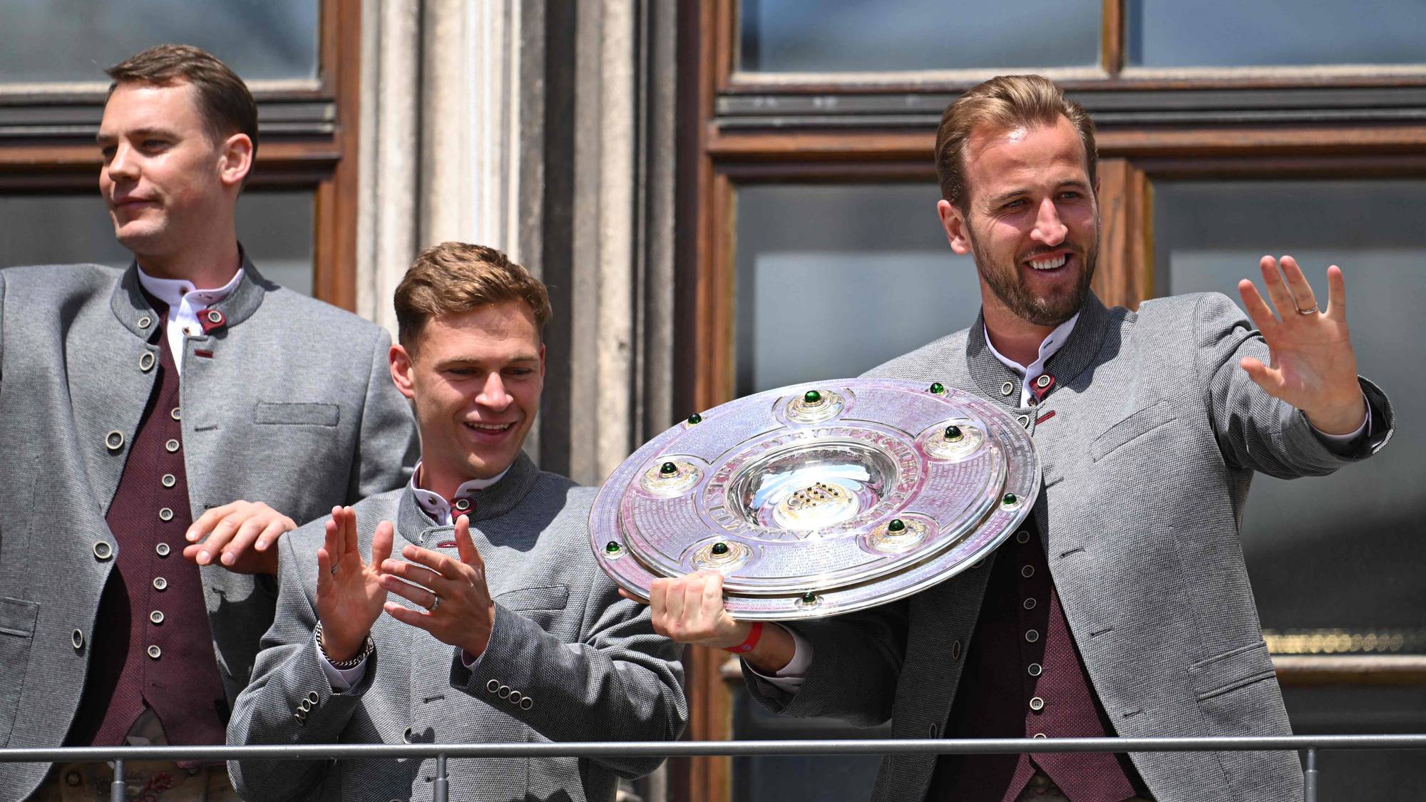Manuel Neuer, Joshua Kimmich og Harry Kane holder opp et trofe