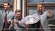 AFP Manuel Neuer, Joshua Kimmich og Harry Kane holder opp et trofe