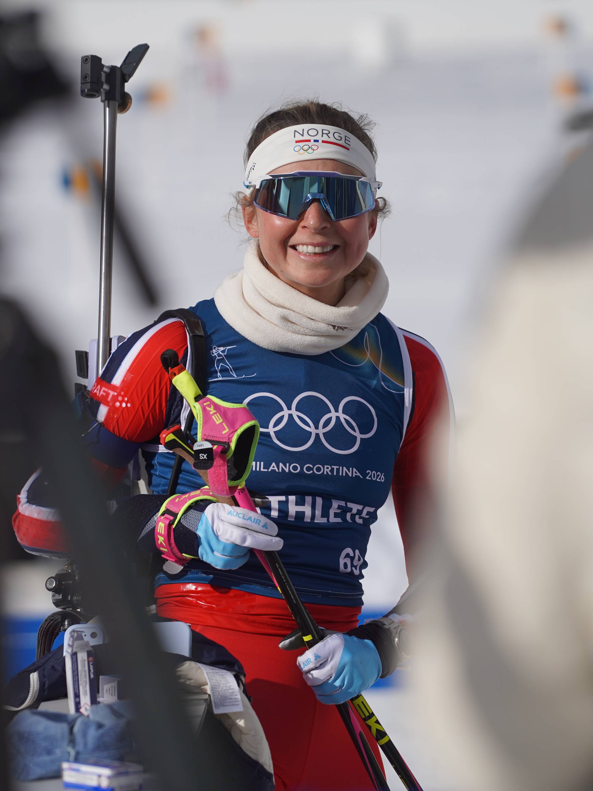 En kvinne som holder på med skiskyting