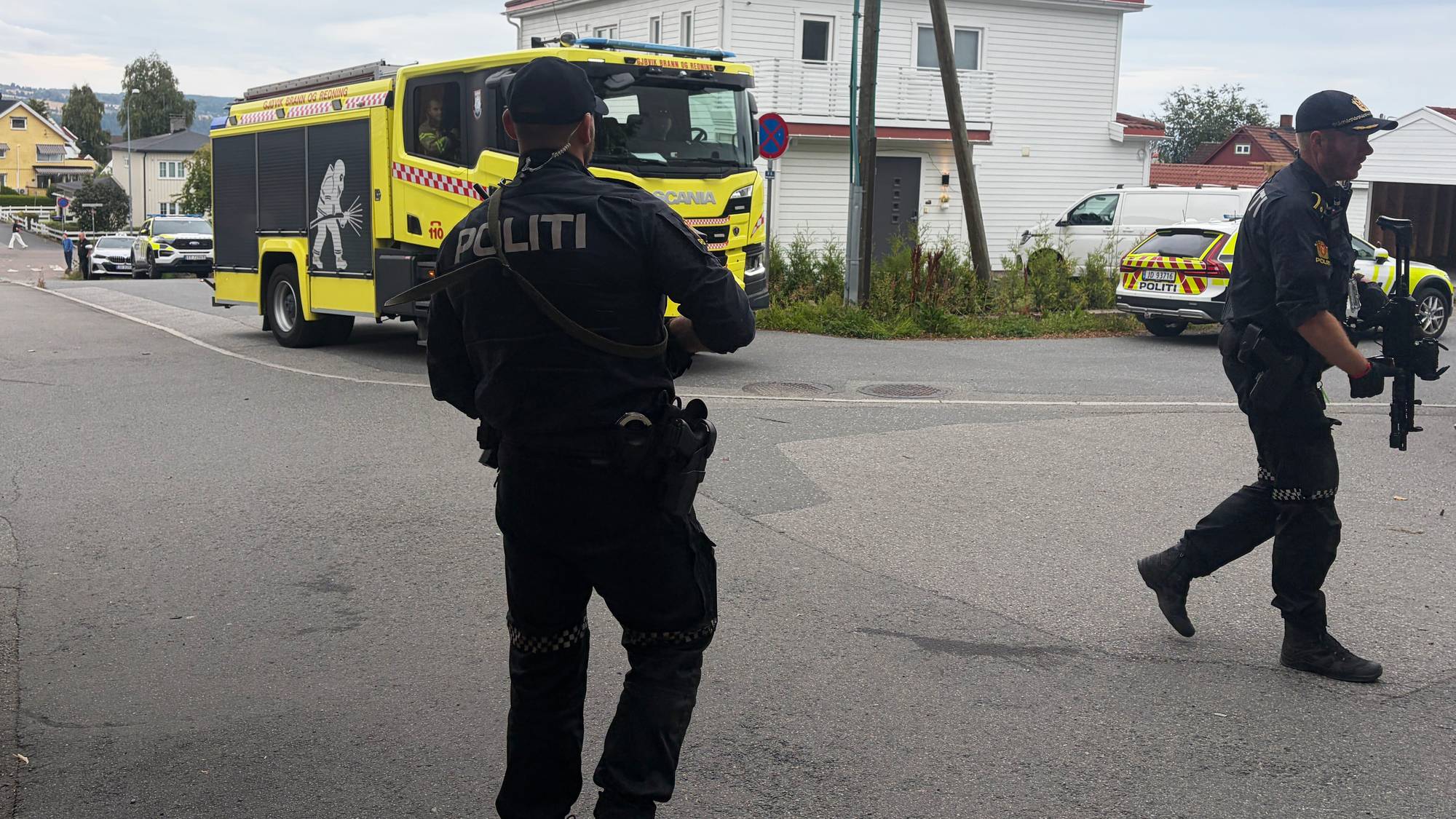Brannbil og væpnet politi ved Gjøvik vgs