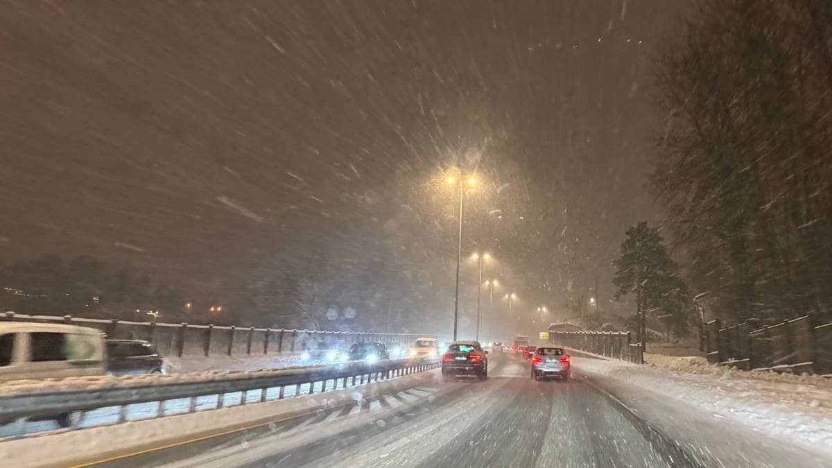 Glatte og snødekte veier: – Kjør sakte