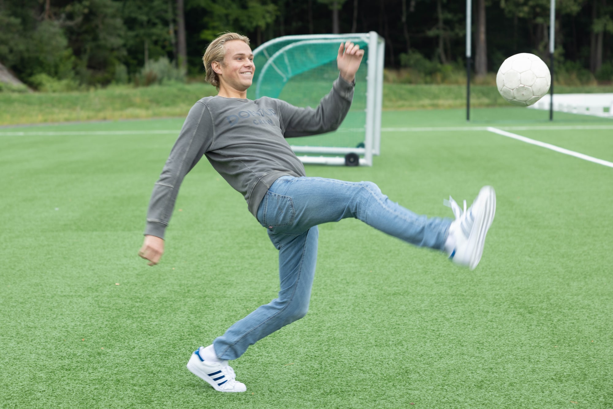 Bilde av Jesper Sandberg som sparker en ball i luften på en fotballbane.