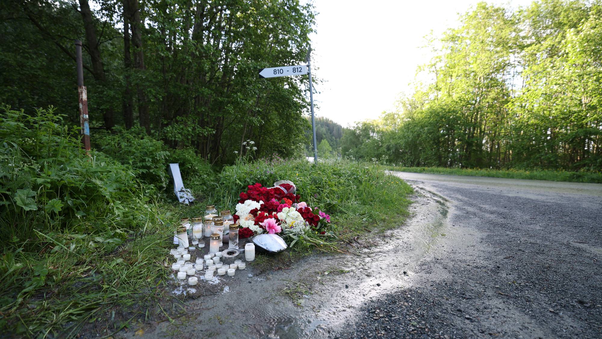 Blomster og lys på stedet etter at en tenåring mistet livet i en MC-ulykke