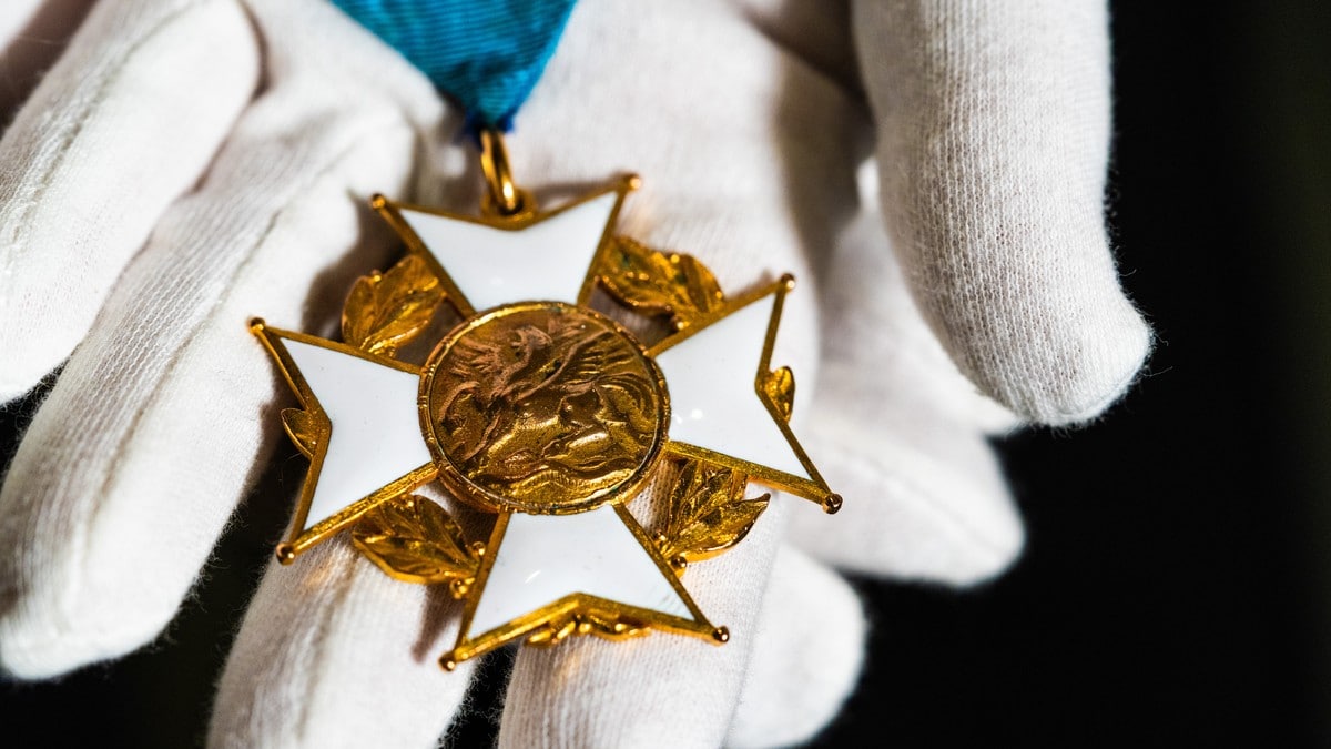 Fann historisk hundre år gamal sølvmedalje i eit antikvariat