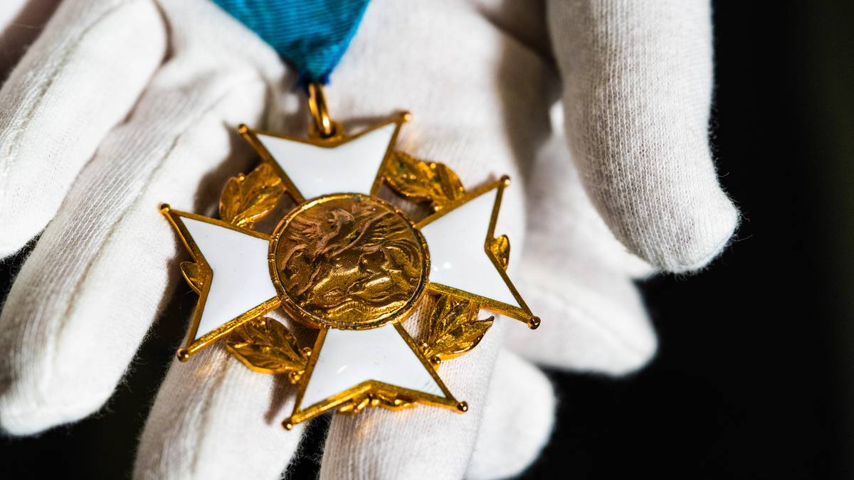 Fann historisk hundre år gamal sølvmedalje i eit antikvariat