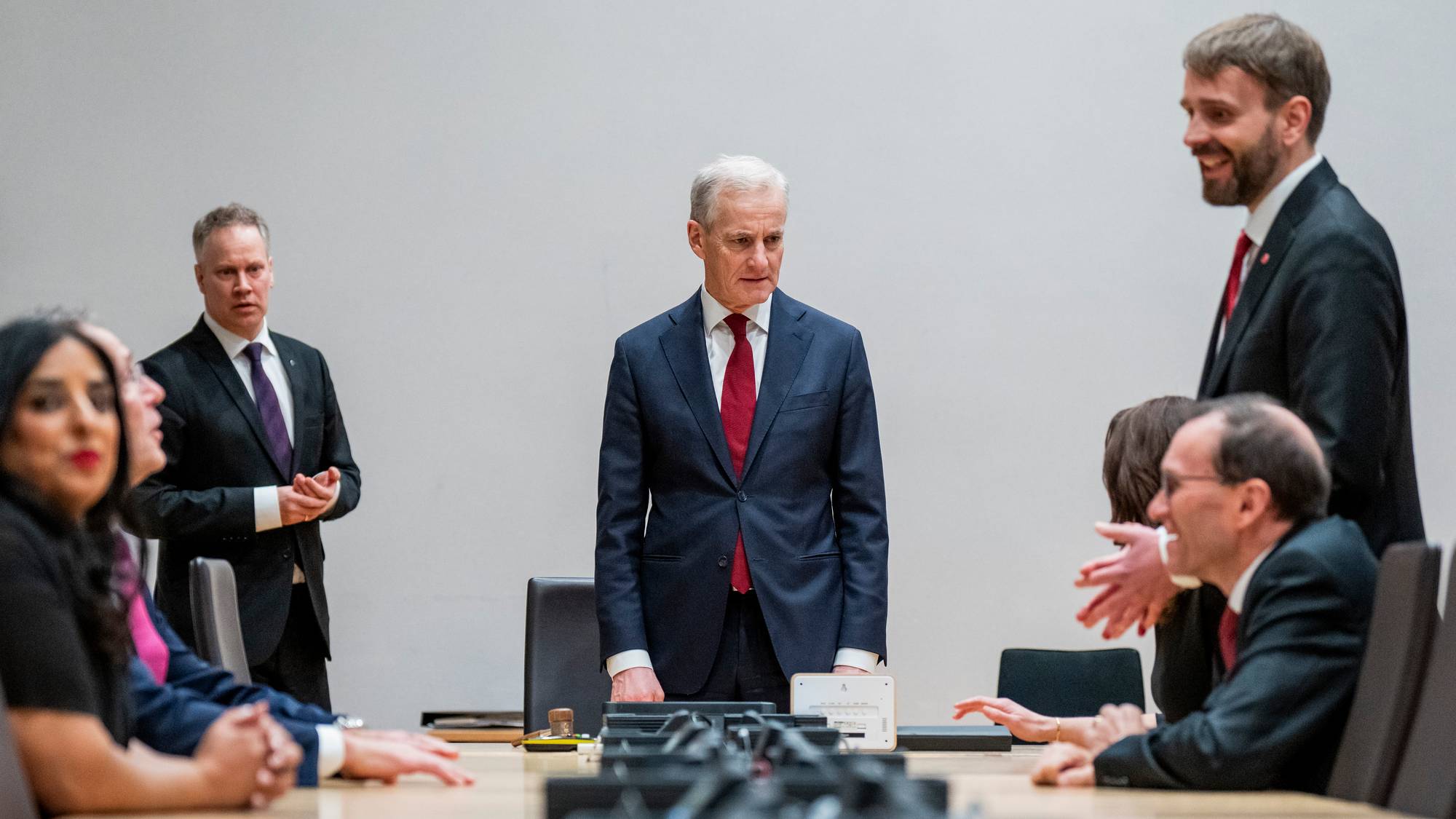 Statsminister Jonas Gahr Støre leder et møte med flere statsråder rundt et langt bord. (Bildebeskrivelsen er laget av en KI-tjeneste)