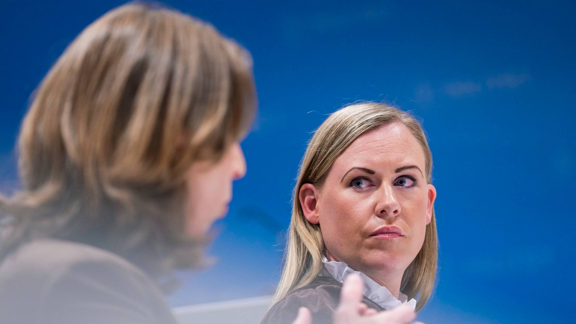 Onsdag formiddag rykka regjeringa ut med lovnader om eit nytt Ø-krimsenter og utvida etatssamarbeid.
Hastemeldinga er det førebelse svaret på rapporten frå A-krimsenteret. Den avdekkjer at kriminelle nettverk har infiltrert barnevernet og forsynt seg av milliardar i offentlege anbod.