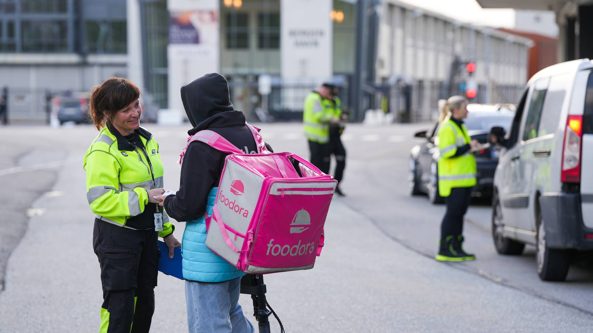 A-krim-aksjon ved Bontelabo i Bergen: kontrollør snakkar med Foodora-tilsett på elsparkesykkel