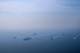 Foto: U.S. Navy / Reuters / NTB Flere militærskip navigerer i formasjon på havet under skyet vær. Skipene er synlige på en tydelig, men disig bakgrunn. Bølgeaktiviteten rundt hvert skip indikerer bevegelse. Bildet gir inntrykk av en koordinert operasjon til sjøs.