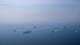 U.S. Navy / Reuters / NTB Flere militærskip navigerer i formasjon på havet under skyet vær. Skipene er synlige på en tydelig, men disig bakgrunn. Bølgeaktiviteten rundt hvert skip indikerer bevegelse. Bildet gir inntrykk av en koordinert operasjon til sjøs.
