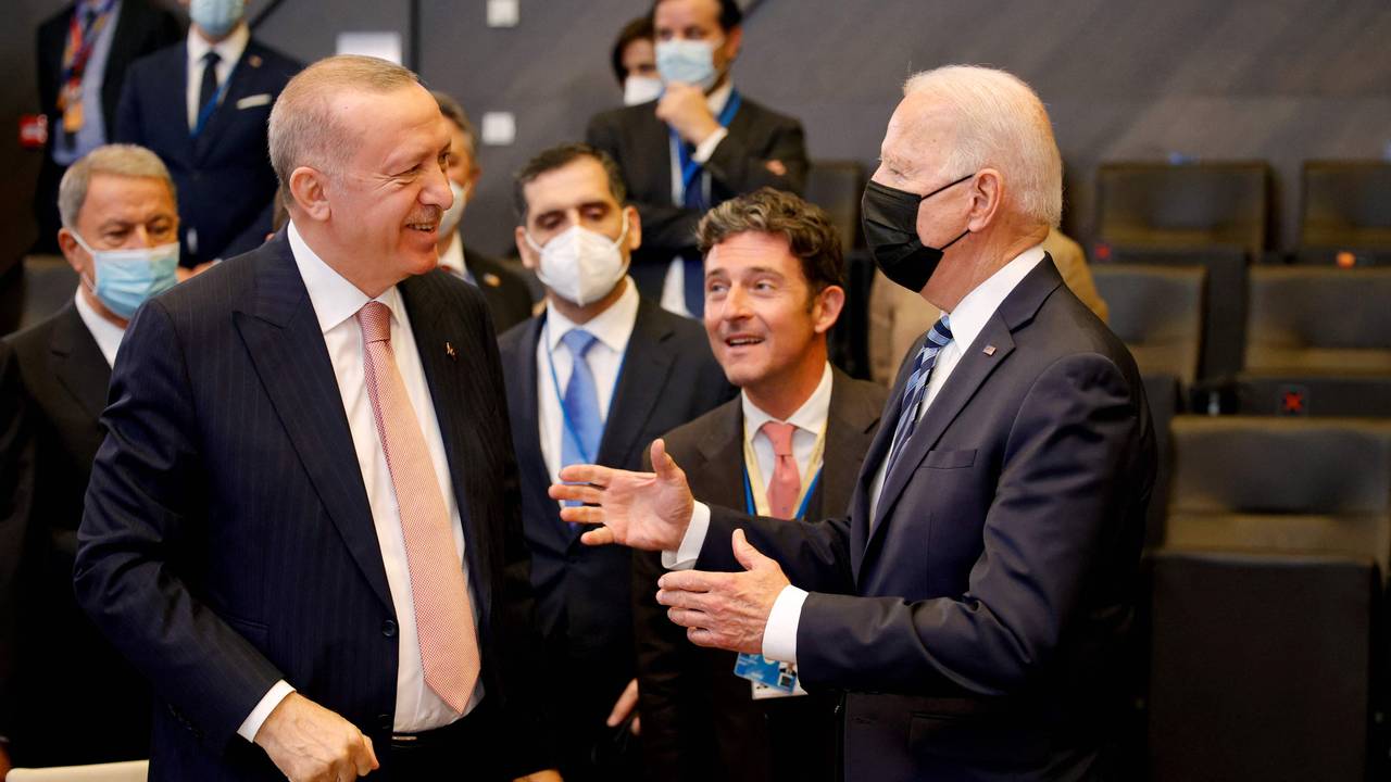 Tyrkias president Recep Tayyip Erdogan og USAs president Joe Biden i samtale.