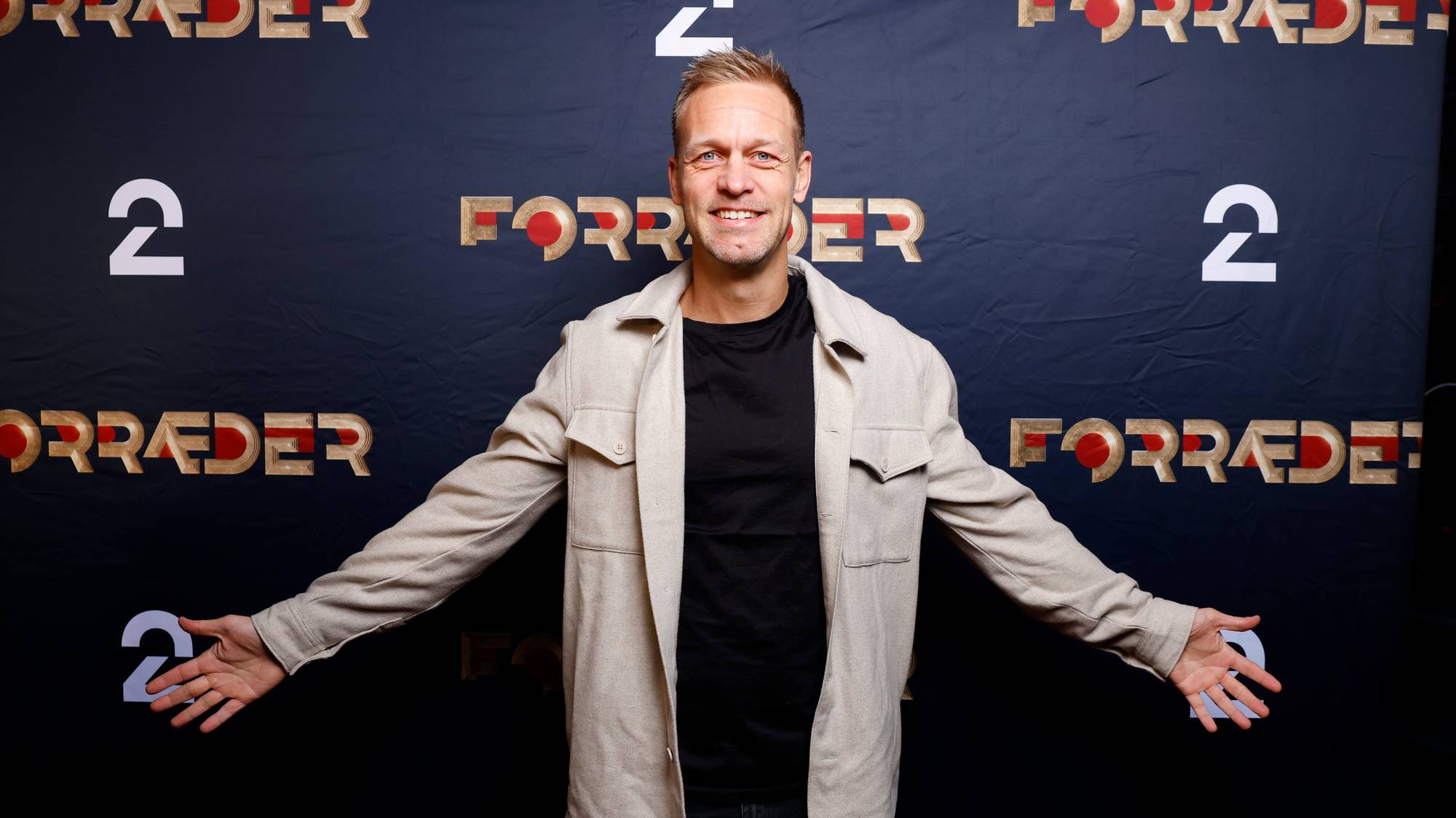 Mads Hansen foran en promolerret av Forræder
