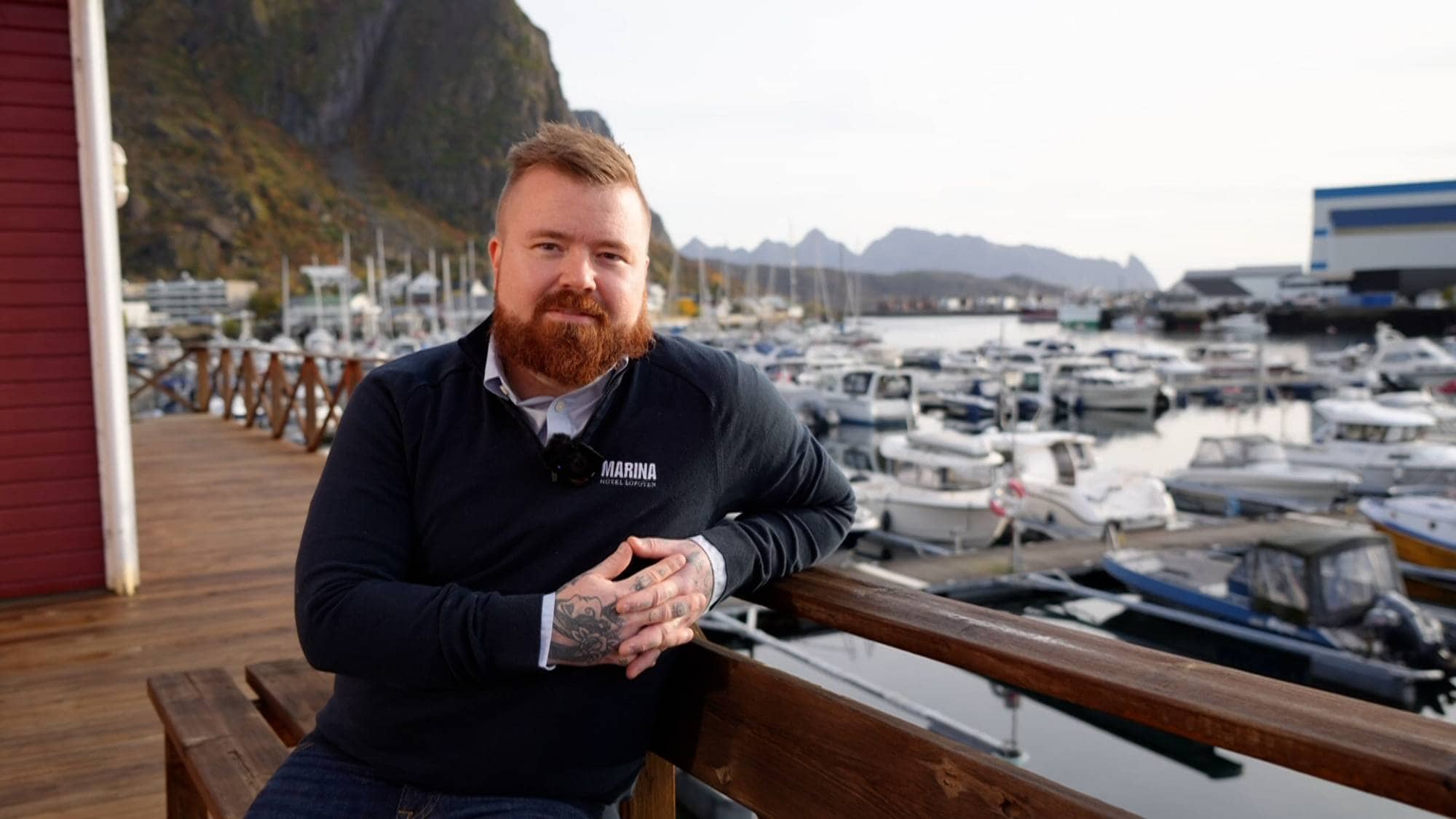 Kim Kjosnes sitt på ein benk i Svolvær i Lofoten. 