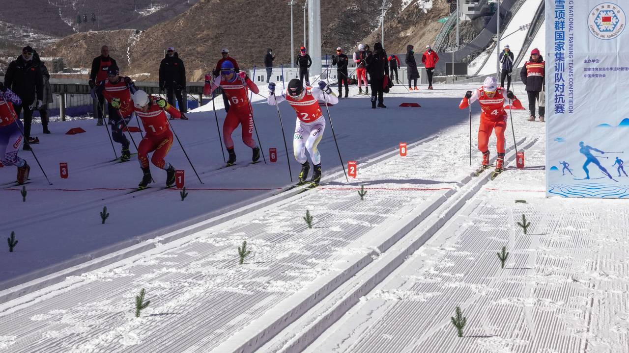De kinesiske landslagene i skiskyting, kombinert og langrenn konkurrerer mot hverandre