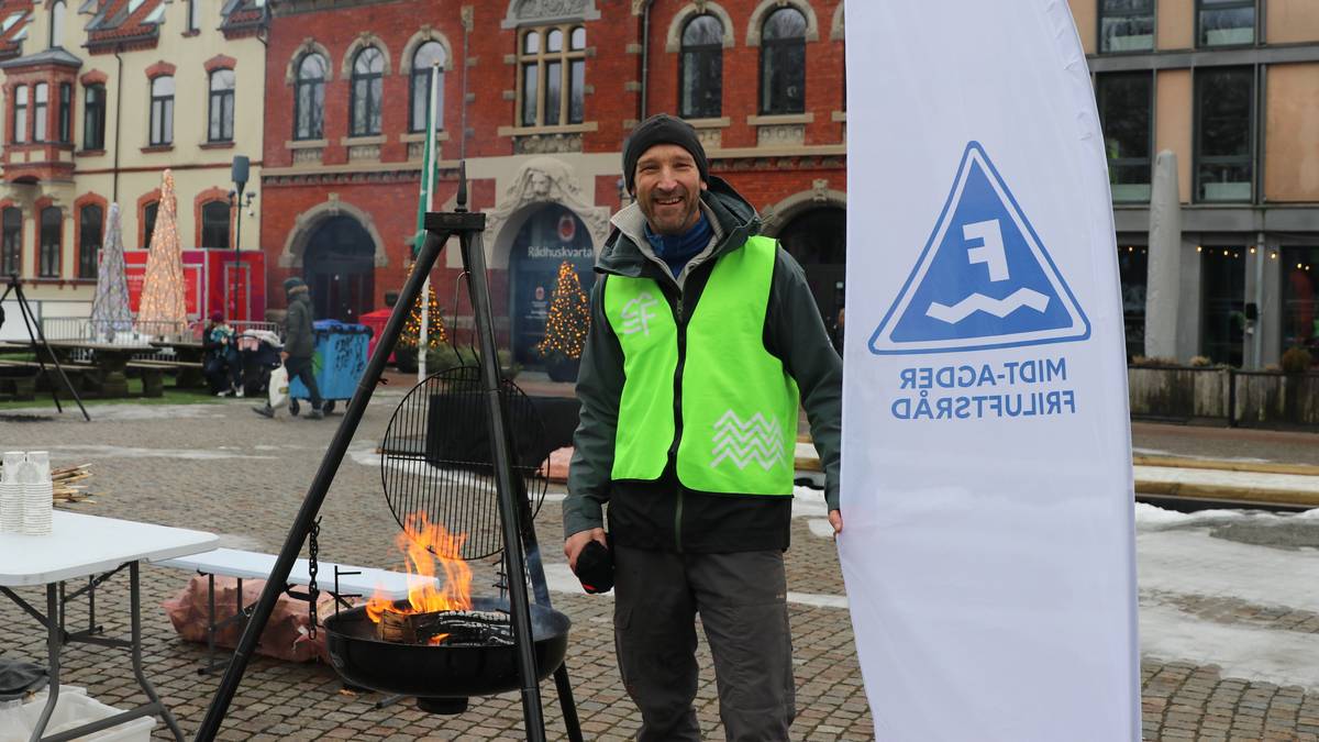 Bålpanner og bålkos på torvet