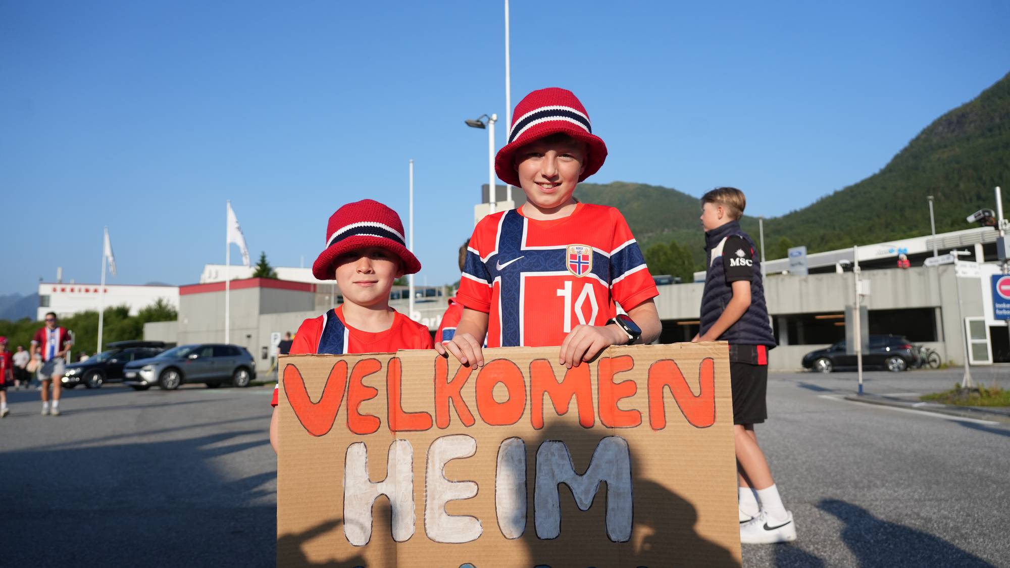 Landslags keeper og VM helt Ørjan Håskjold Nyland kommer hjem til Ørsta og Volda lufthavn tirsdag kveld. Nyland har akuratt spilt i VM i fotball i USA. 
